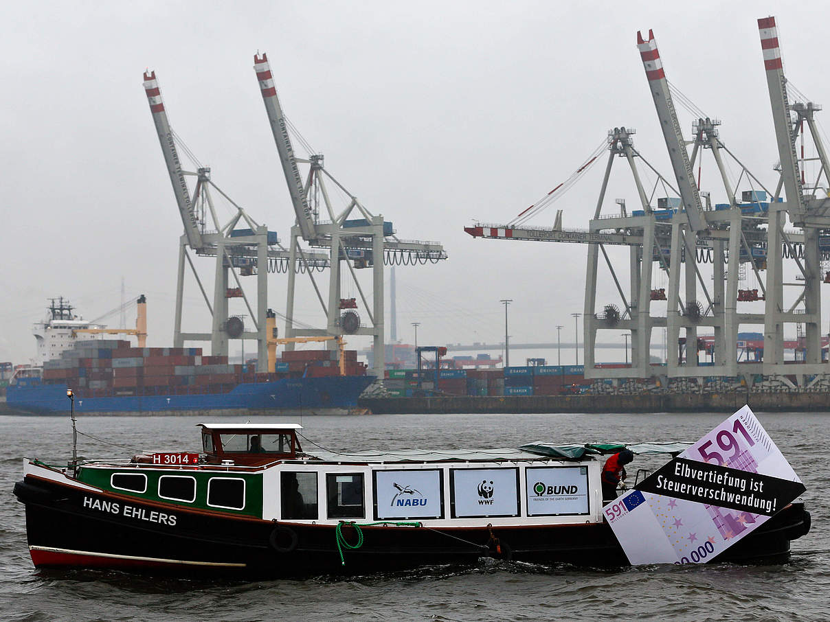 Elbvertiefung ist Steuerverschwendung: WWF, NABU und BUND versenken symbolisch einen Geldschein in der Elbe © Axel Heimken / WWF