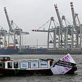 Elbvertiefung ist Steuerverschwendung: WWF, NABU und BUND versenken symbolisch einen Geldschein in der Elbe © Axel Heimken / WWF