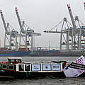 Elbvertiefung ist Steuerverschwendung: WWF, NABU und BUND versenken symbolisch einen Geldschein in der Elbe © Axel Heimken / WWF