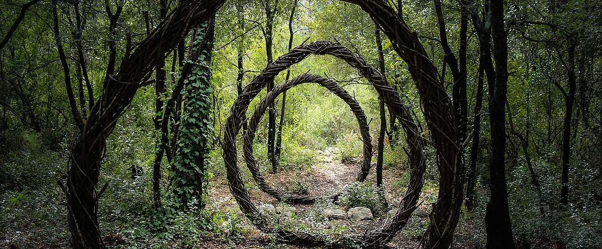 Wald-Skulptur des englischen Künstlers Spencer Byles in einem französischen Wald © Spencer Byles / Leo Fvy