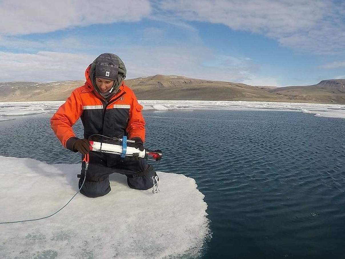 Dr. Melanie Lancaster misst Unterwasserlärm in der Arktis © WWF Arctic-Team