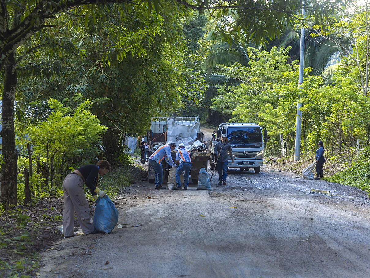Karla Gonzalez (im Vordergrund) sammelt Abfälle