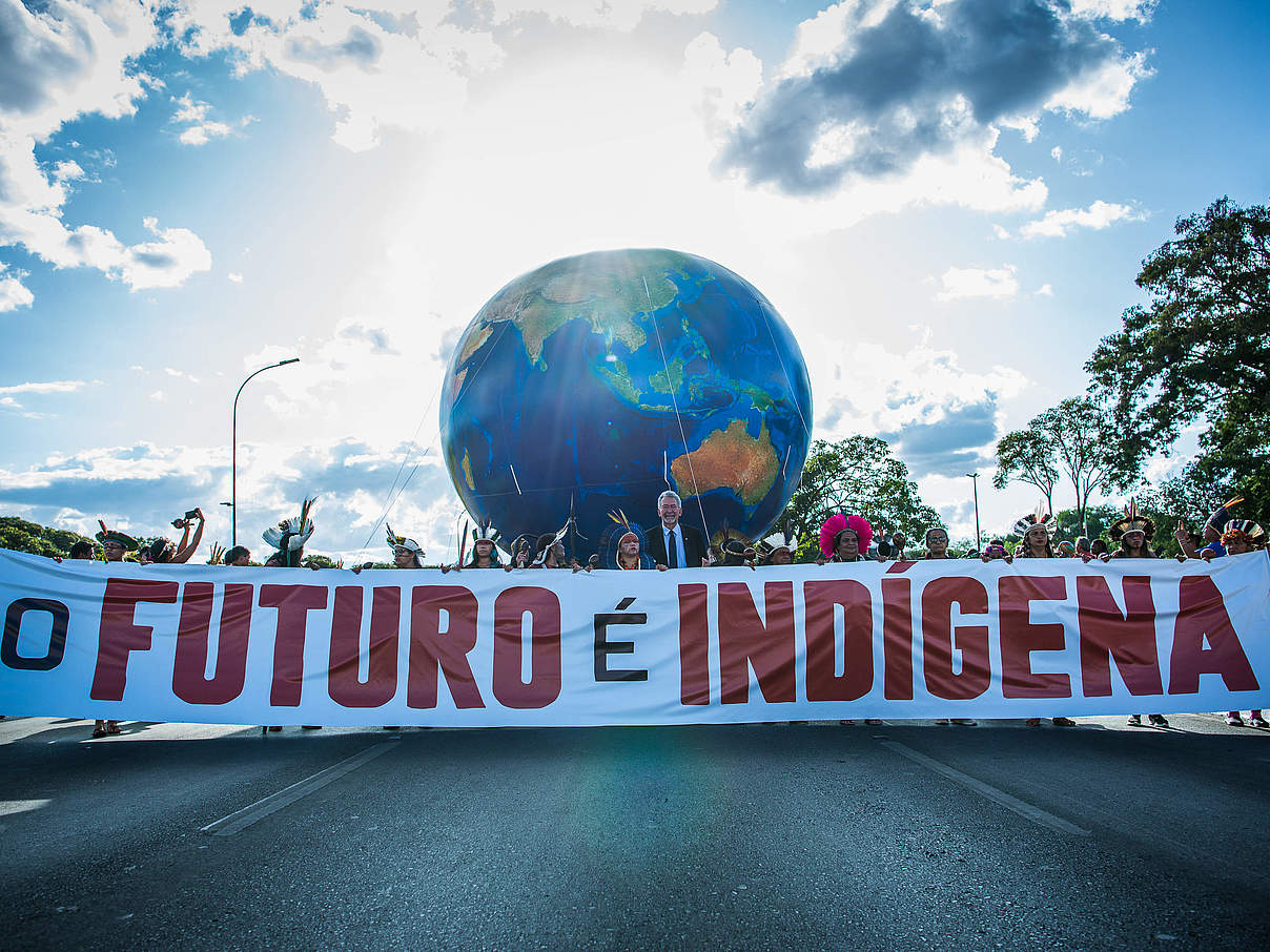 Die Indigene protestieren für eine Indigenisierung der Politik © Edgar Kanaykõ / WWF Brasilien