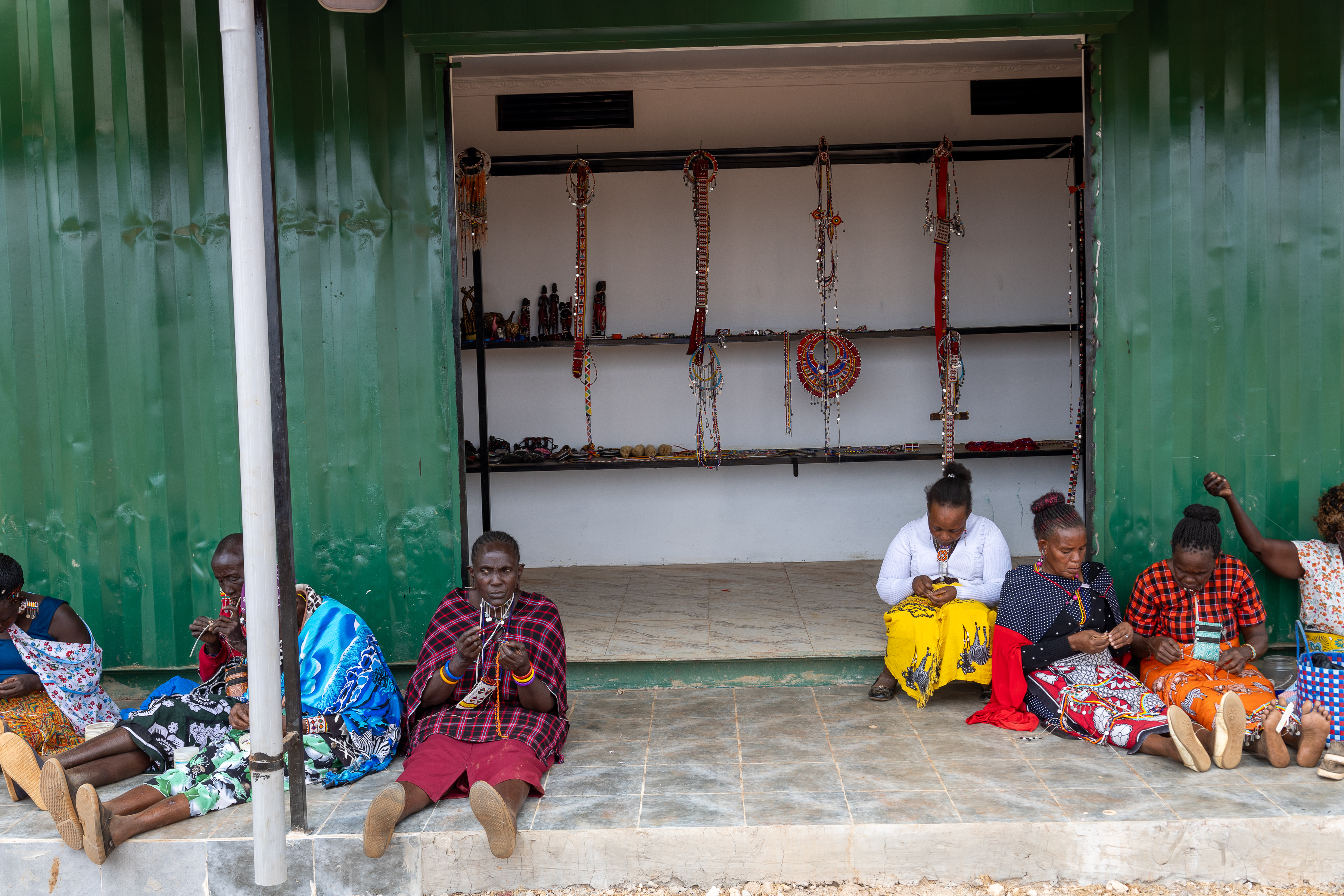Der neue Arbeitsplatz bietet den Frauen mehr Schutz und Stauraum