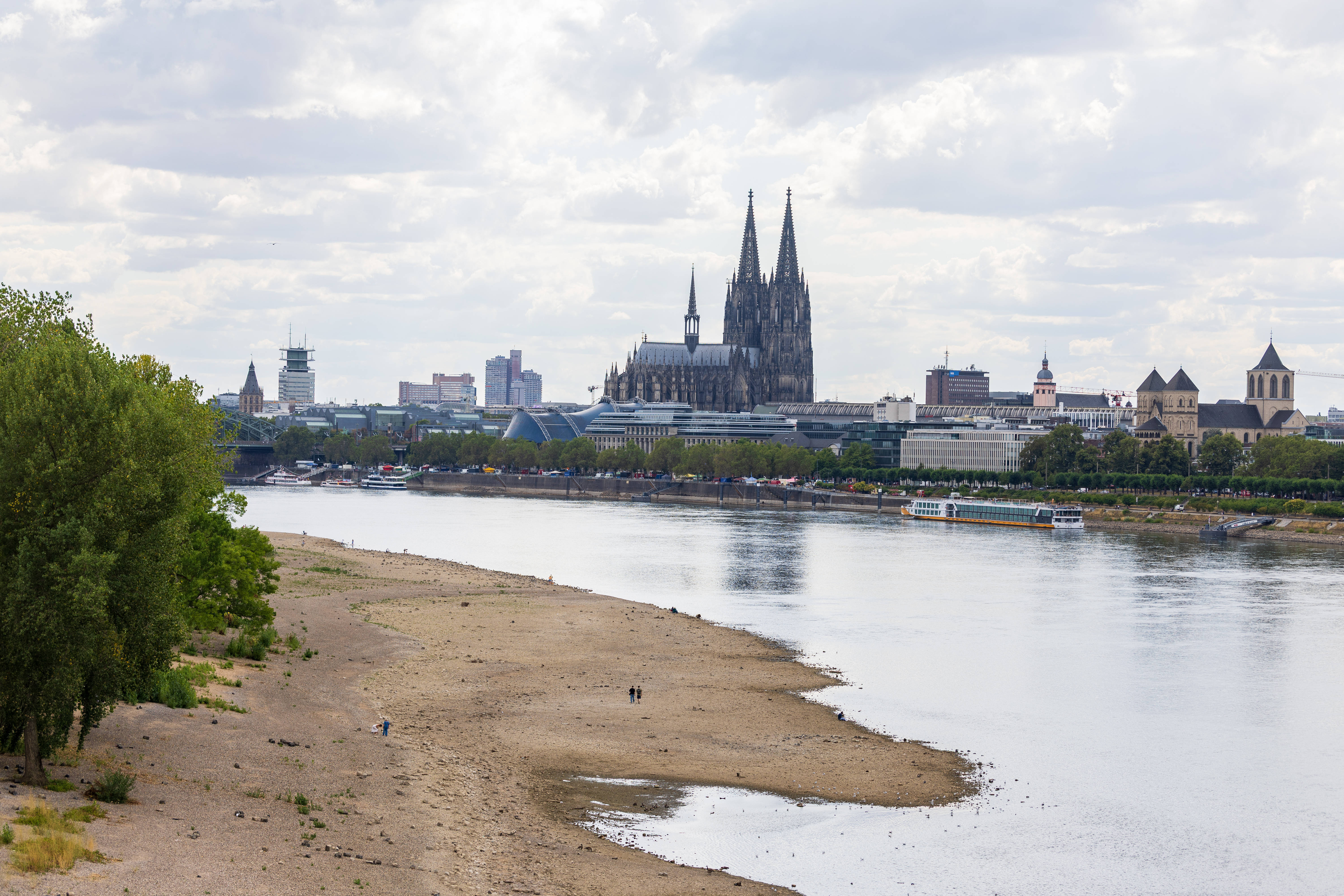 Ausgetrocknetes Rheinbett bei Rekord-Niedrigwasser vor dem Kölner Dom am 05.08.2026.