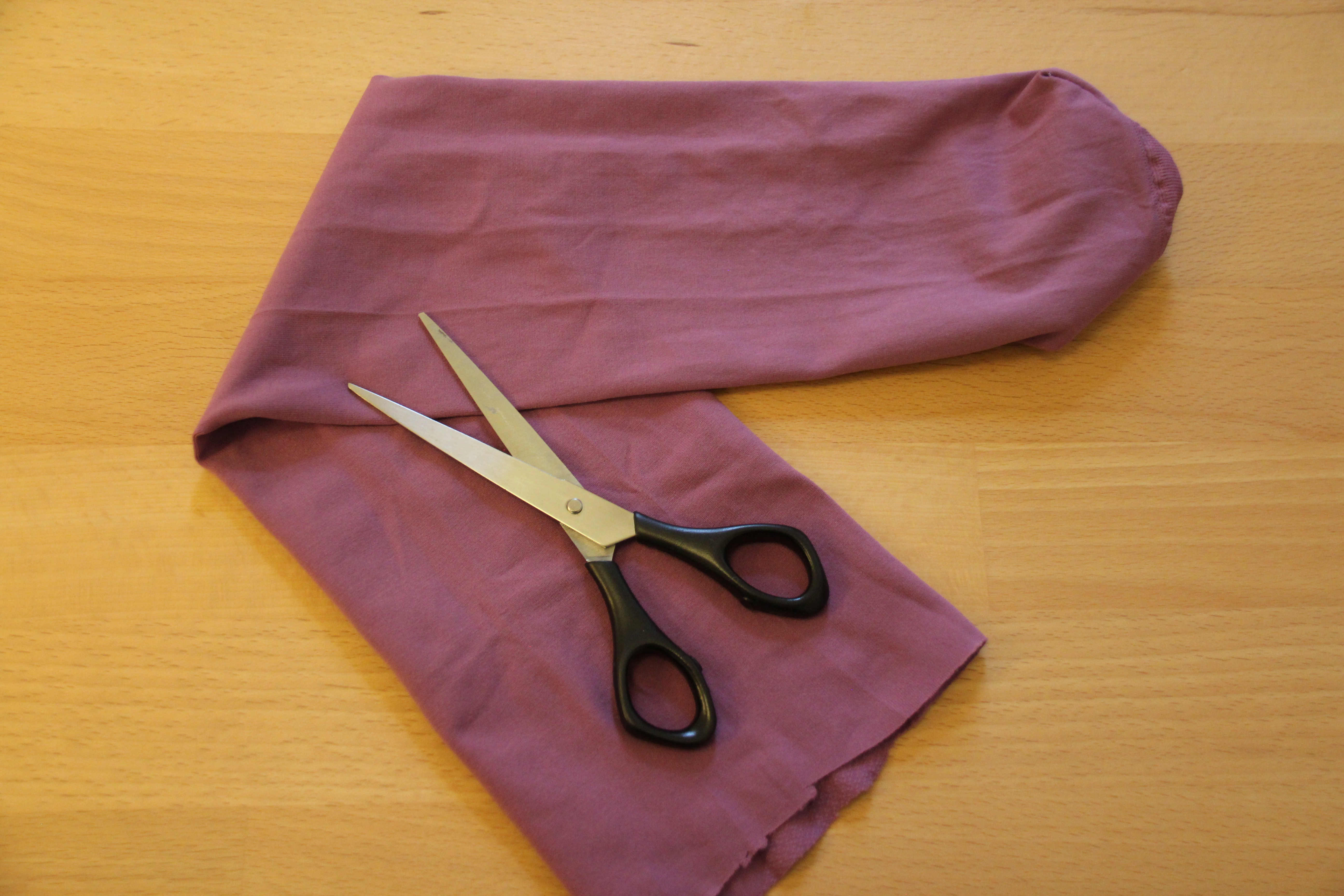 Schneide die Strumpfhose in die passende Länge 