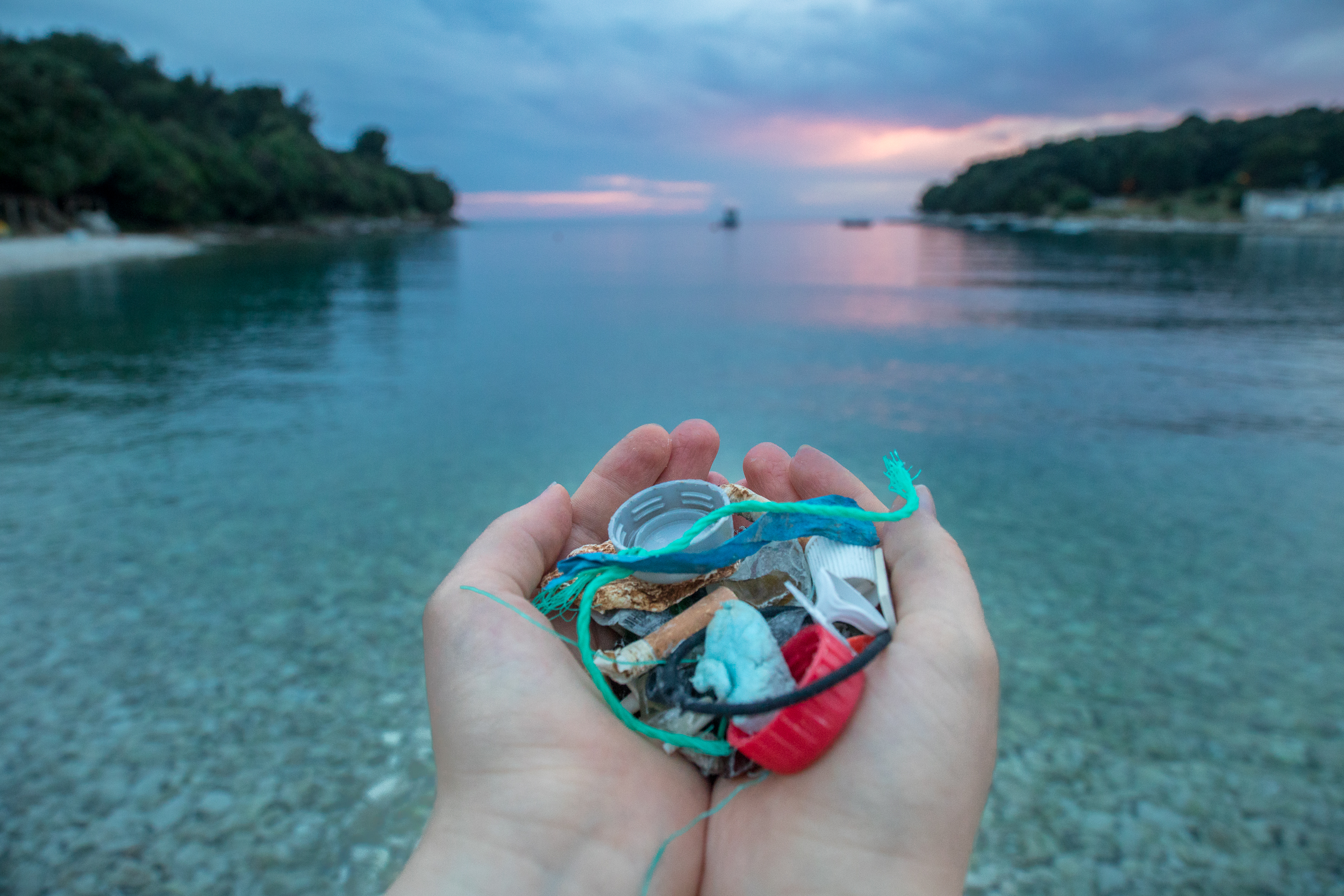 Gesammelter Plastikmüll in der Hand