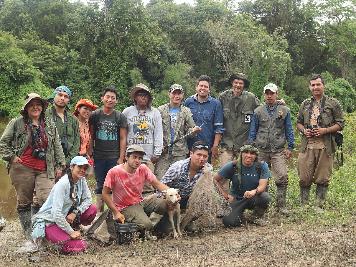 Dirk Embert (3. v. r., obere Reihe) zusammen mit bolivianischen Kollegen bei einer Expedition in Bolivien © Gesa Labahn / WWF